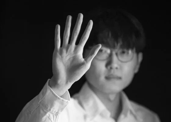 吴东海之前一直没说话，保镖出来赶人的时候，他也没说话，因为他觉得，这是吴家做事的一贯作风。